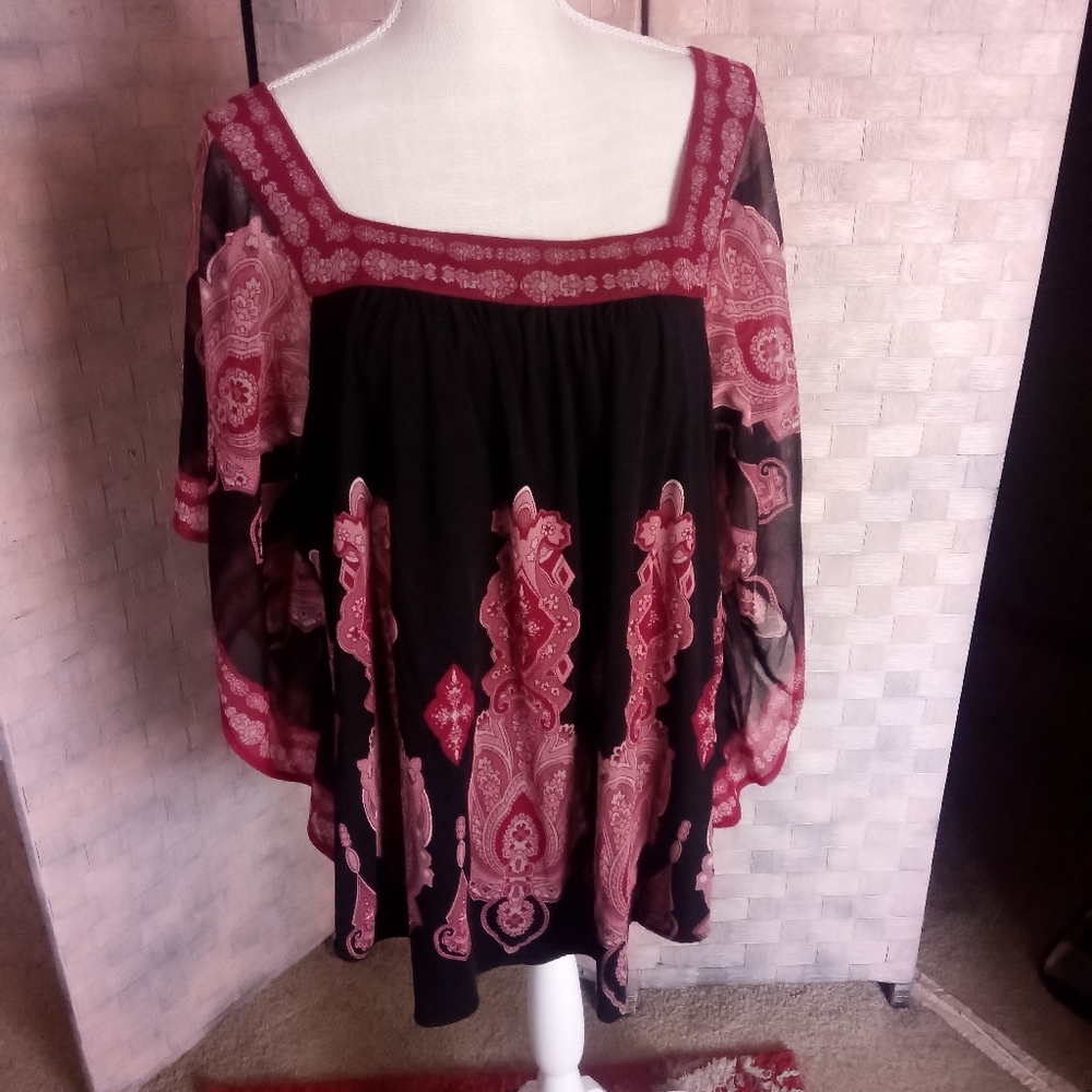 International Concepts Size 2X black with Burgundy design, batwing sleeves